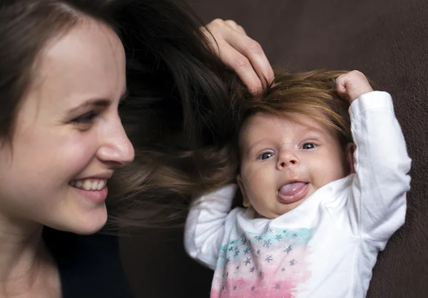 Cabelo para sua cabeça recém-nascido — Fotografia de Stock