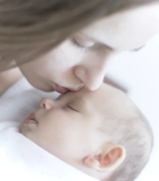 Мать целует своего новорожденного — стоковое фото
