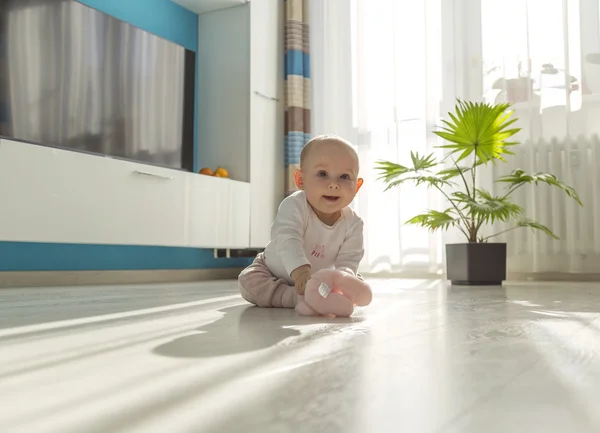 Dítě hraje na podlaze — Stock fotografie