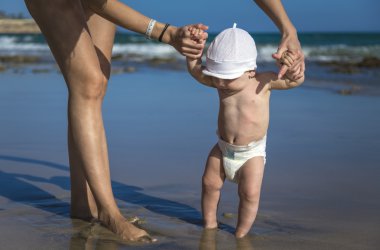 Anne küçük bebek yürümeyi öğrenir