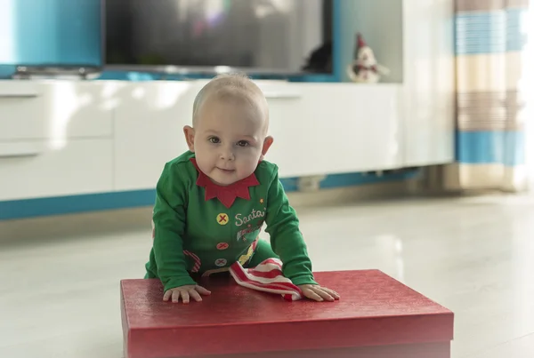 Bebé ayudante de santa con regalo rojo —  Fotos de Stock