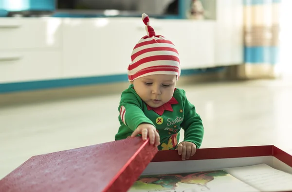 Bebé ayudante de santa con regalo rojo —  Fotos de Stock