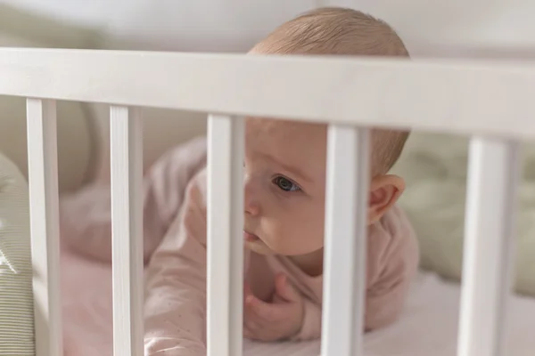 Baby in the crib itself abandoned — Stock Photo, Image