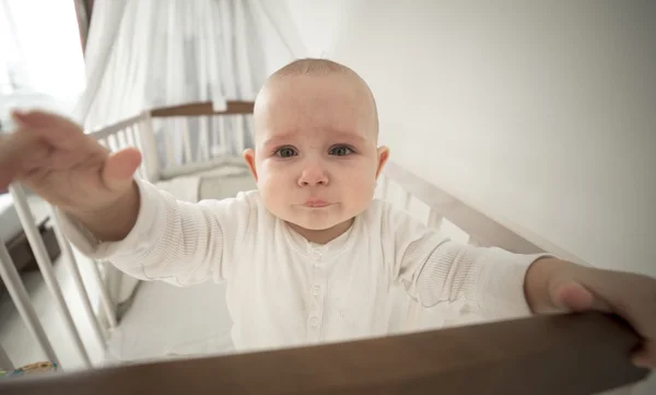 Malé opuštěné dítě v postýlce pláče — Stock fotografie