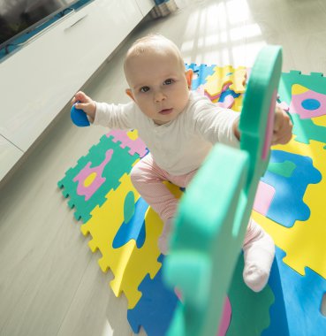 köpük bulmaca ile oynayan bebek