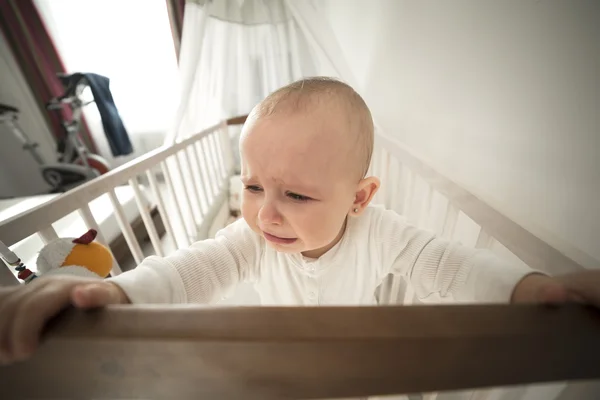 Bayi terlantar di tempat tidur bayi menangis — Stok Foto