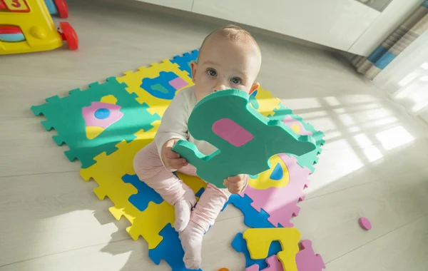 赤ちゃんの泡パズルで遊んで — ストック写真