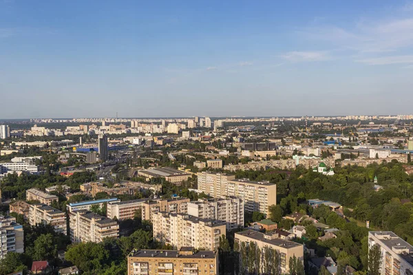Uburban-Häuser. Stadthäuser Luftaufnahme. Moderne Architektur in der Ukraine Stockfoto