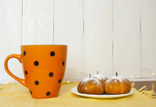 Schokomuffins Kürbisform Auf Dem Tisch Neben Der Tasse — Stockfoto