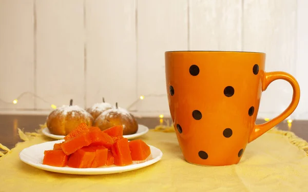 Gebackener Kürbis Auf Einer Untertasse Neben Einer Tasse Auf Dem — Stockfoto