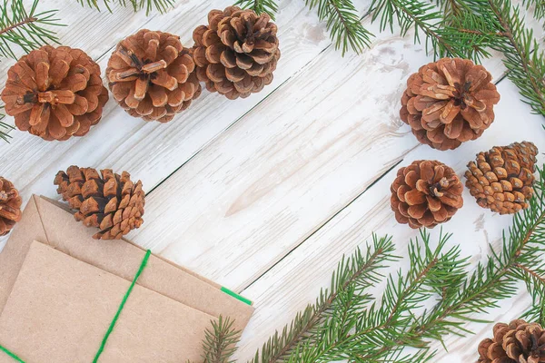 크리스마스 가운데빈 공간이 배경에는 솔방울 가문비나무 봉투가 — 스톡 사진