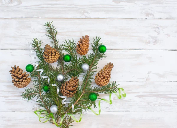 Buquê Ramos Abeto Cones Decorações Para Árvore Natal Fundo Madeira — Fotografia de Stock