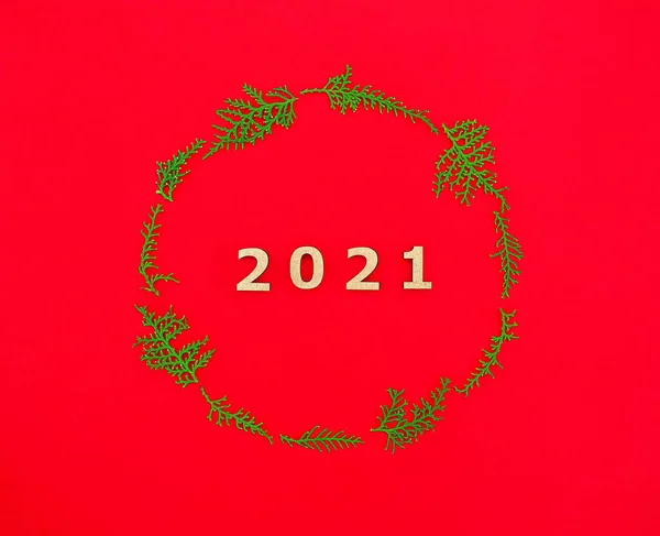 Dřevěná Čísla Uvedená Nápisu 2021 Uvnitř Kruhu Jehličnatých Větví Thuja — Stock fotografie