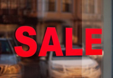 Caddedeki dükkan vitrinine 