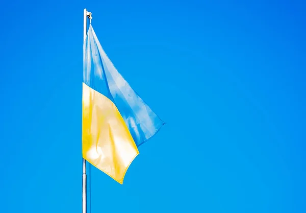 Bandera Nacional Amarillo Azul Ucrania Contra Cielo Azul Claro — Foto de Stock