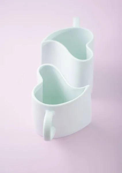 Zwei Leere Herzförmige Keramik Tassen Auf Rosa Hintergrund — Stockfoto