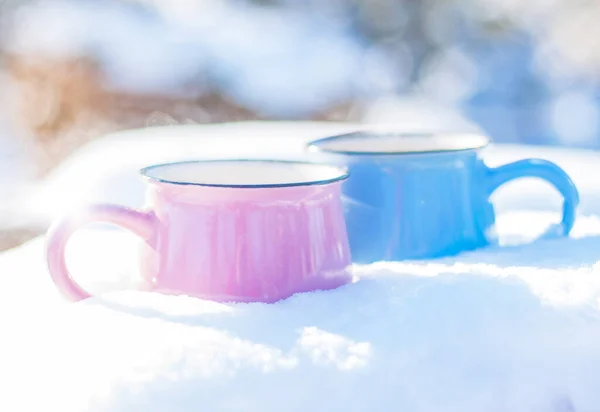 Zwei Tassen Mit Heißgetränk Stehen Draußen Auf Einem Tisch Schnee — Stockfoto