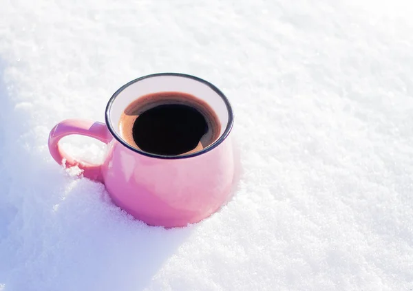 Tasse Rose Avec Des Stands Café Chaud Sur Neige Extérieure — Photo