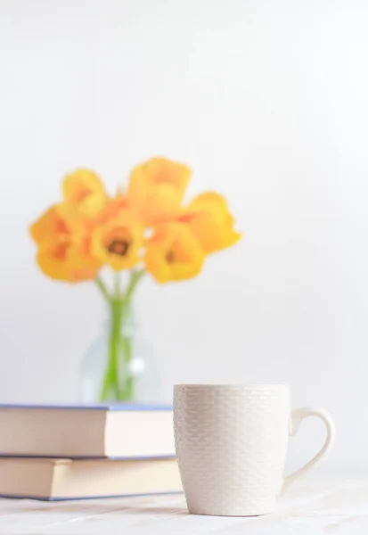 Hvit Kopp Bordet Mot Bakgrunnen Stabel Med Bøker Vase Med – stockfoto