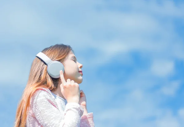 Szczęśliwa Dziewczyna Słucha Muzyki Słuchawkami Zewnątrz Dziecko Lubi Słuchać Muzyki — Zdjęcie stockowe
