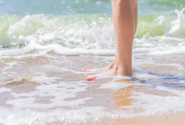 Pernas Uma Jovem Estão Água Perto Praia Conceito Férias Verão — Fotografia de Stock