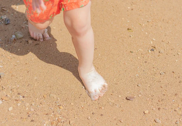 Pés Descalços Uma Criança Pequena Caminham Areia Praia Férias Verão — Fotografia de Stock