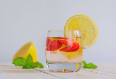 Çilek ve naneli ev yapımı ferahlatıcı limonata. Böğürtlen ve narenciye meyvelerinden yapılan soğuk yaz içeceği..