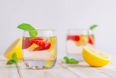 Meyveli turunçgil ferahlatıcı yaz kokteyli. Çilekli limonata ve naneli. limon suyu.