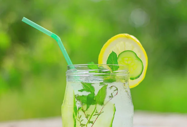 百里香和柠檬饮料与冰特写 清凉的夏季饮料 注入解毒水 — 图库照片
