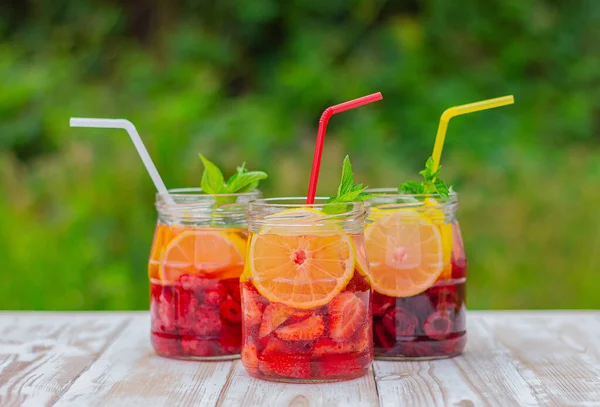 Bahçedeki masada ferahlatıcı limonata. Meyveli turunçgiller yaz kokteyli.
