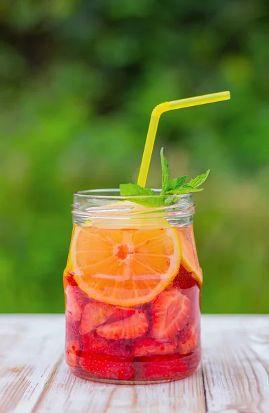 Lemon Strawberry Mint Drink Table Garden Berry Citrus Detox Water — Stock Photo, Image