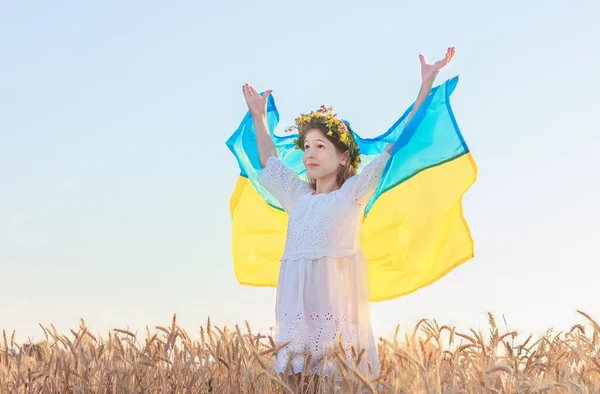 Cute Girl Ukrainian Flag Background Sky Wheat Field Blue Yellow — Stock Photo, Image