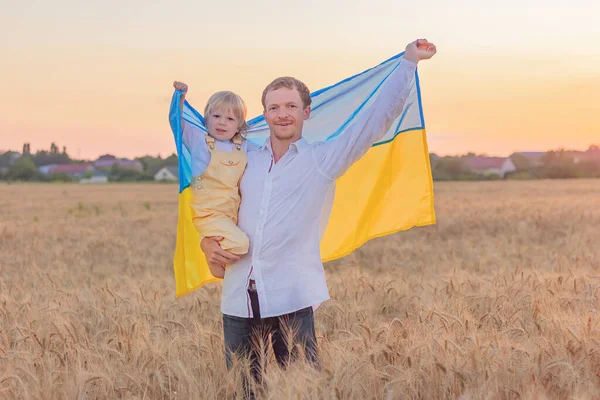 Мужчина Мальчик Национальным Флагом Украины Отец Сын Украинскими Символами Пшеничном — стоковое фото