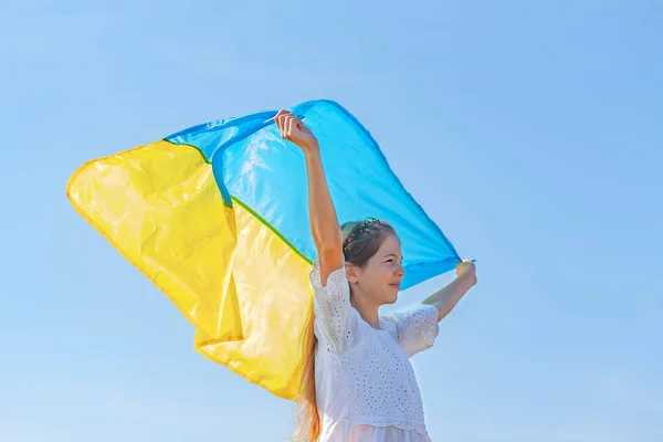 Счастливая Девушка Национальным Украинским Флагом Фоне Неба День Независимости Украины — стоковое фото