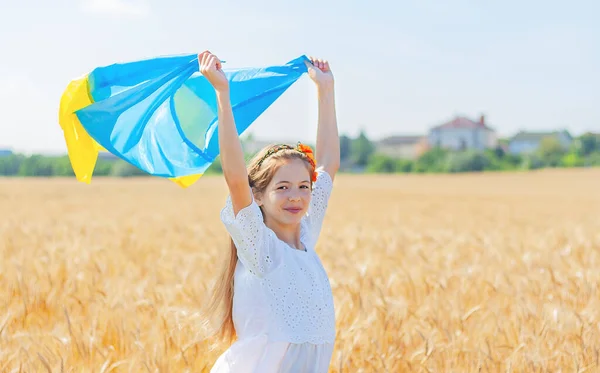 Menina Feliz Acenando Azul Ucraniano Com Bandeira Amarela Campo Trigo — Fotografia de Stock