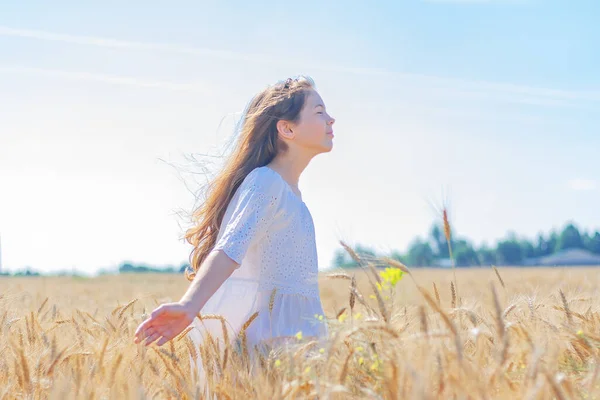 Счастливая Симпатичная Девушка Стоящая Среди Пшеничного Поля Солнечный День — стоковое фото