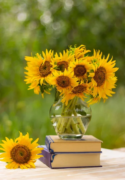 Bouquet Beautiful Yellow Sunflower Flowers Glass Vase Stack Books Table — Stock fotografie