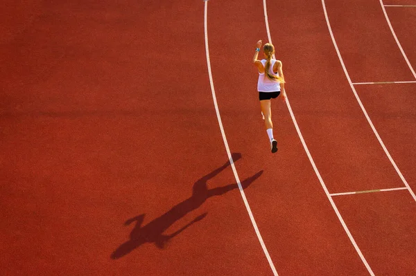 Νεαρή Γυναίκα Αθλητική Στολή Τρέχει Κατά Μήκος Της Πίστας Του — Φωτογραφία Αρχείου