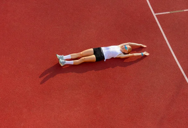 Giovane Donna Allo Stadio Sdraiata Fare Esercizi Sportivi Concetto Allenamento — Foto Stock