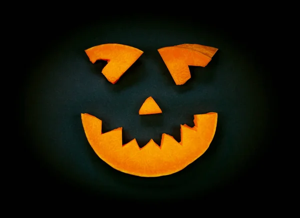 Ond Söt Leende Halloween Pumpa Ansikte Svart Bakgrund — Stockfoto