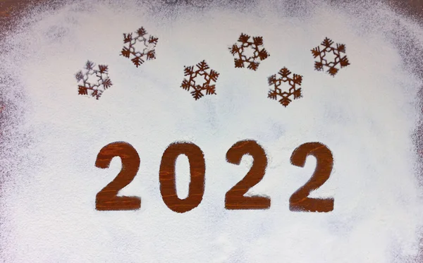 Nápis 2022 Sněhové Vločky Nakreslené Mouku Dřevěný Stůl Koncept Nového — Stock fotografie