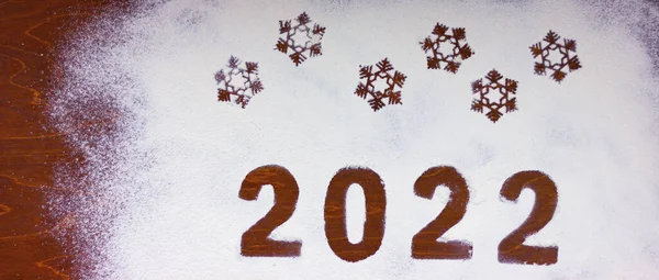 Números 2022 Flocos Neve Desenhados Farinha Uma Mesa Madeira Conceito — Fotografia de Stock