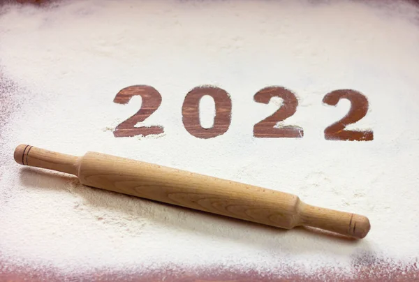 Inscrição 2022 Está Escrita Farinha Uma Mesa Madeira Com Rolo — Fotografia de Stock