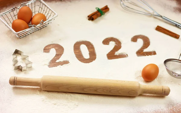 Inscrição 2022 Farinha Uma Mesa Madeira Com Utensílios Cozinha Ovos — Fotografia de Stock