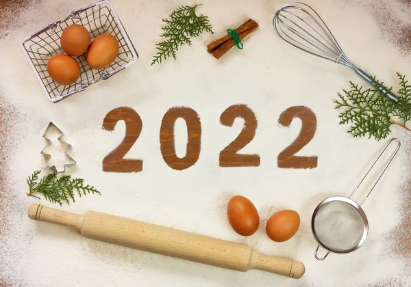 Número 2022 Farinha Uma Mesa Madeira Meio Utensílios Cozinha Ovos — Fotografia de Stock