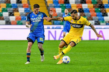 Giuseppe pezzella (parma), Udinese Calcio ile Parma Calcio 1913 'te İtalya' nın Udine kentinde Dacia Arena Stadyumu 'nda oynanan karşılaşmada Rodrigo de Paul (Udinese) ile top mücadelesi verir.