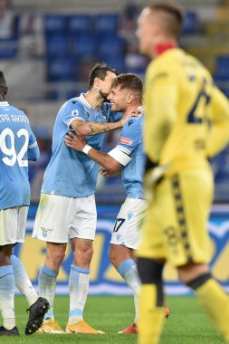 ROME, ITALY - 24 Ekim: SS Lazio 'dan Ciro Immobile, SS Lazio ile Bologna FC arasında 24 Ekim 2020' de Roma 'da oynanan Stadio Olimpico' da oynanan futbol maçının açılış golünü attıktan sonra takım arkadaşlarıyla birlikte kutluyor.