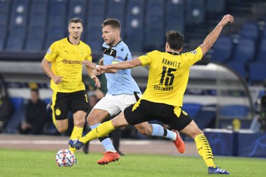  ROME, ITALY - 20 Ekim: SS Lazio Immobile (L), UEFA Şampiyonlar Ligi grubu olan SS Lazio ve Borussia Dortmund Stadio Olimpico arasında 20 Ekim 2020 tarihinde oynanan karşılaşma sırasında Borussia Dortmund 'un Mats Hummels (R) takımına karşı harekete geçti.