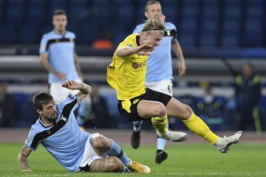 ROME, ITALY - 20 Ekim: SS Lazio 'dan Francesco Acerbi (L) 20 Ekim' de Borussia Dortmund takımından Erling Braut Haaland (R) ile oynanan UEFA Şampiyonlar Ligi futbol karşılaşmasında SS Lazio ve Borussia Dortmund Stadio Olimpico arasında oynanan karşılaşmada,