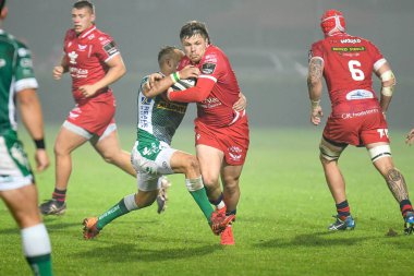 Steff Evans (Scarlet 'lar), 23 Ekim 2020' de Treviso, İtalya 'daki Stadyum Comunale di Monigo' da Benetton Treviso-Scarlets Rugby maçında Dewaldt Duvenage (treviso) tarafından ele geçirildi.